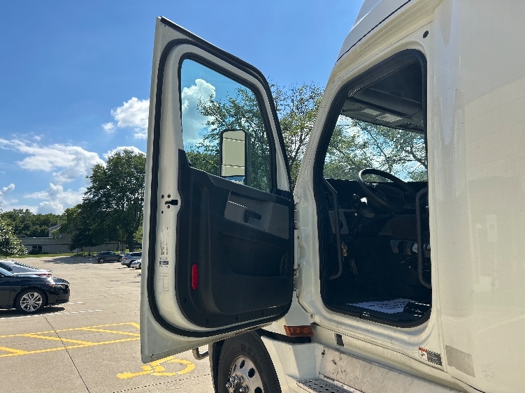 Used 2020 Freightliner Cascadia - photo 11
