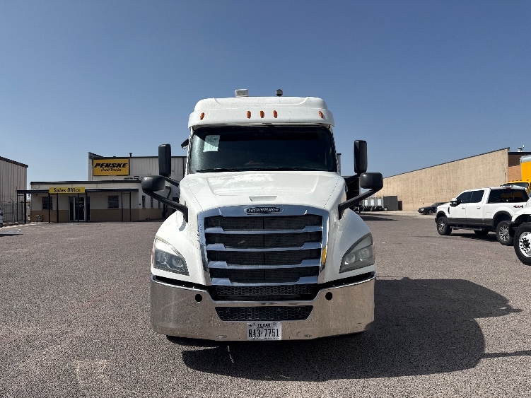 Used 2020 Freightliner Cascadia - photo 2