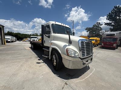 Used 2018 Freightliner Cascadia Day Cab Morgan Truck Body Flatbed Truck for sale #357325 - photo 1