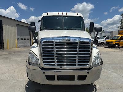 Used 2018 Freightliner Cascadia Day Cab Morgan Truck Body Flatbed Truck for sale #357325 - photo 2