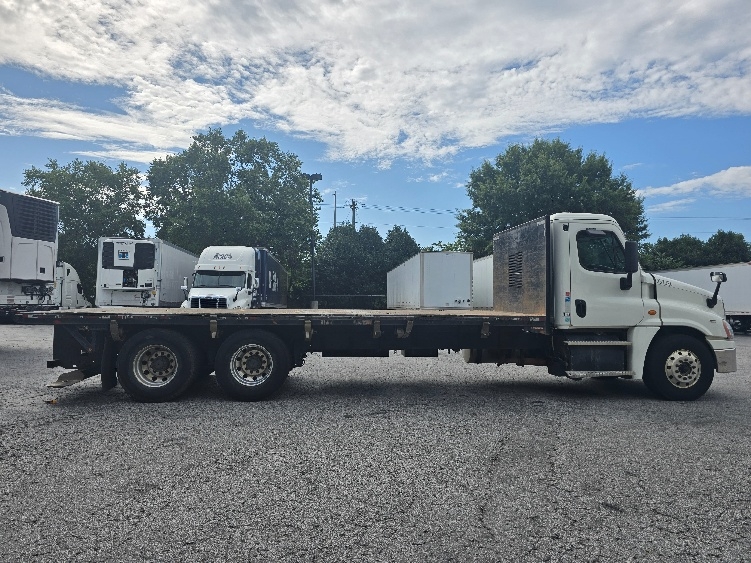 Used 2018 Freightliner Cascadia - photo 13
