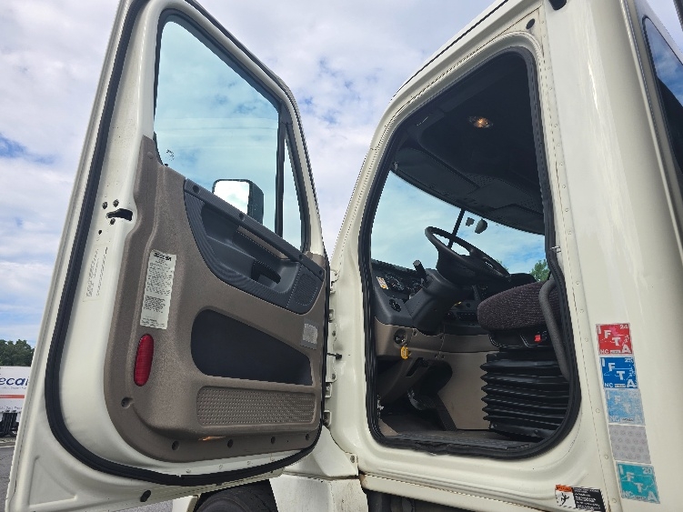 Used 2018 Freightliner Cascadia - photo 14