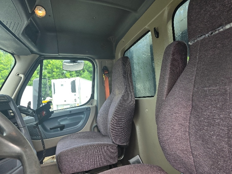 Used 2018 Freightliner Cascadia - photo 17