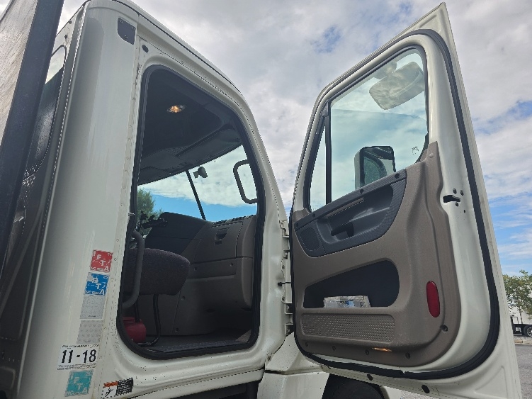 Used 2018 Freightliner Cascadia - photo 18