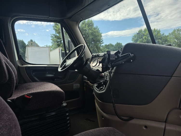 Used 2018 Freightliner Cascadia - photo 20