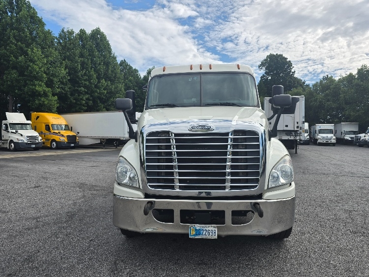 Used 2018 Freightliner Cascadia - photo 2