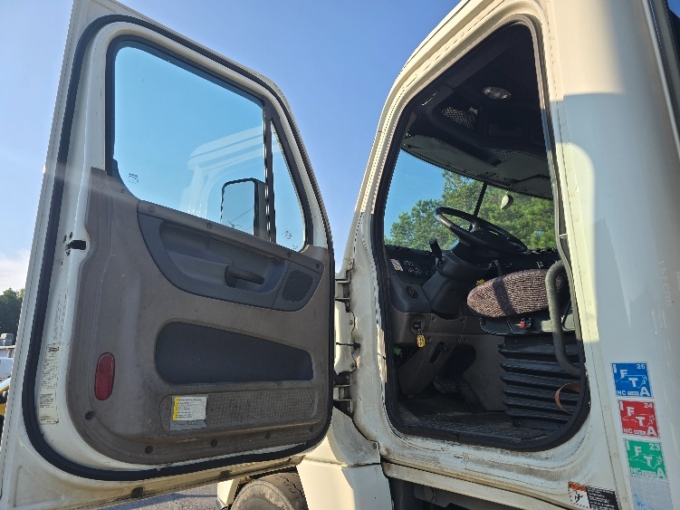 Used 2018 Freightliner Cascadia - photo 13
