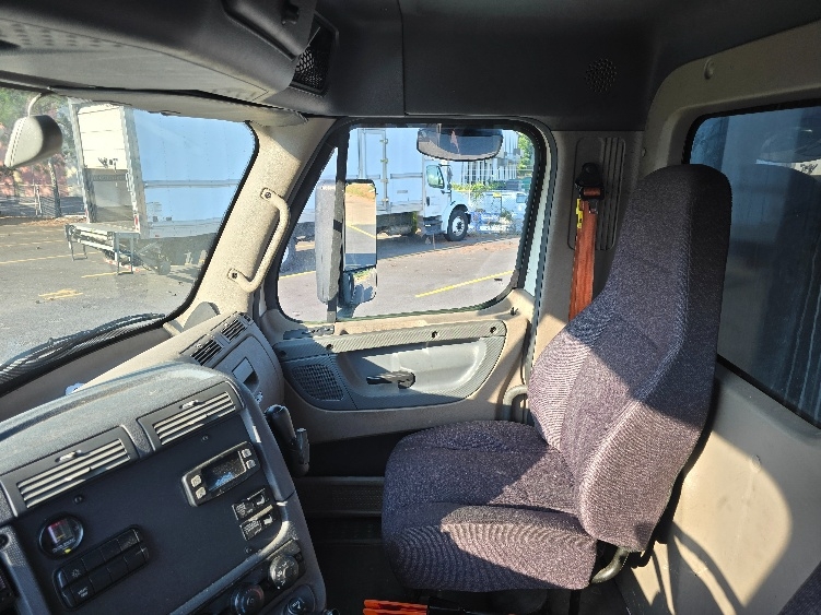 Used 2018 Freightliner Cascadia - photo 16
