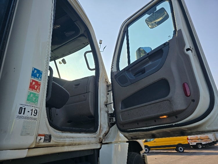 Used 2018 Freightliner Cascadia - photo 17