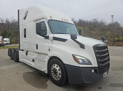 Used 2020 Freightliner Cascadia Detroit DD15AT Semi Truck with Sleeper Cab for sale #359143 - photo 1