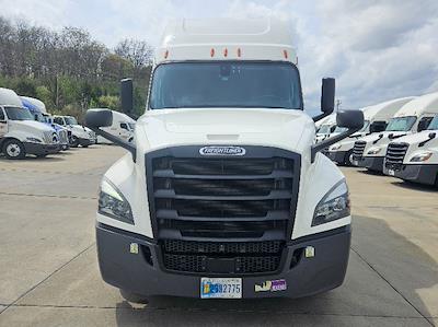 Used 2020 Freightliner Cascadia - photo 2