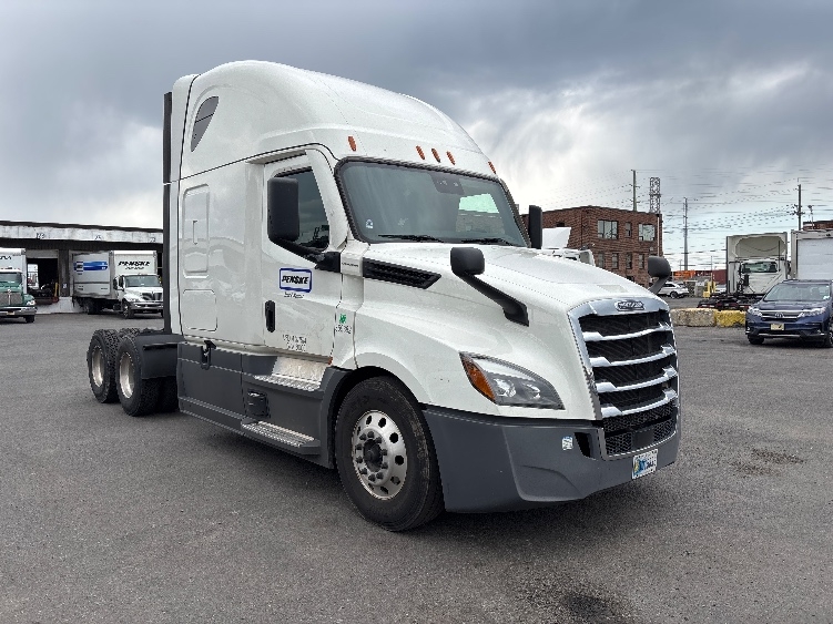 Used 2021 Freightliner Cascadia - photo 1