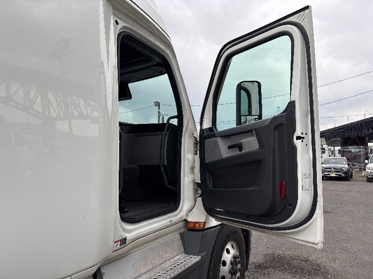 Used 2021 Freightliner Cascadia - photo 15