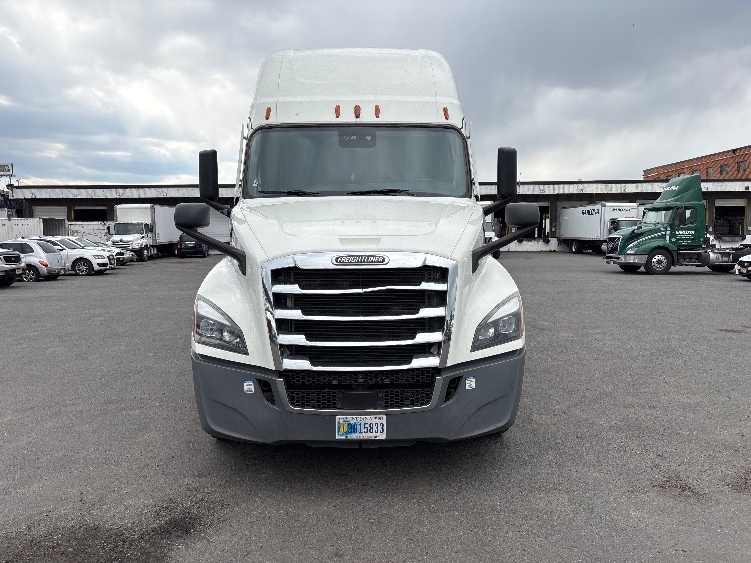 Used 2021 Freightliner Cascadia - photo 2