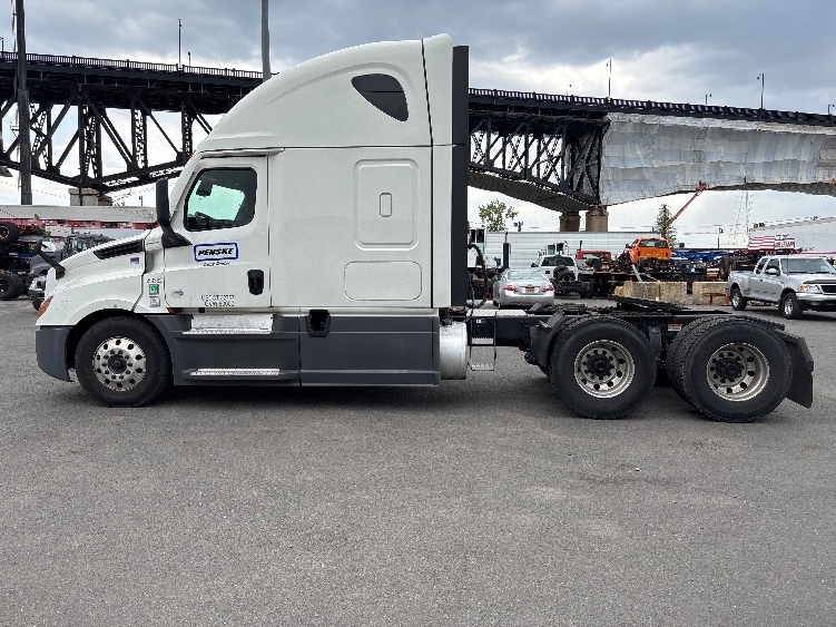 Used 2021 Freightliner Cascadia - photo 6
