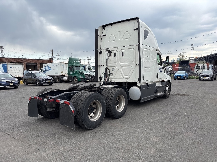 Used 2021 Freightliner Cascadia - photo 9