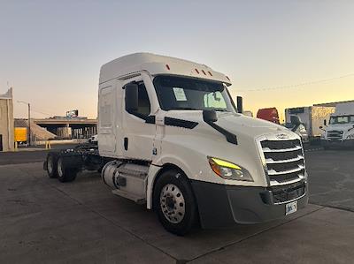 Used 2020 Freightliner Cascadia Detroit DD15AT Semi Truck with Sleeper Cab for sale #359797 - photo 1