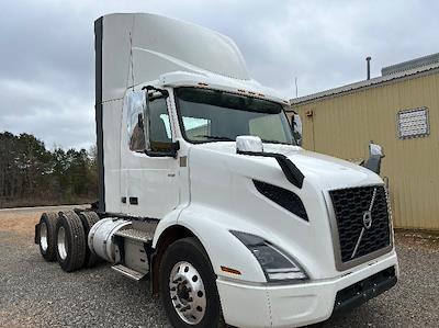 Used 2020 Volvo VNR - photo 1
