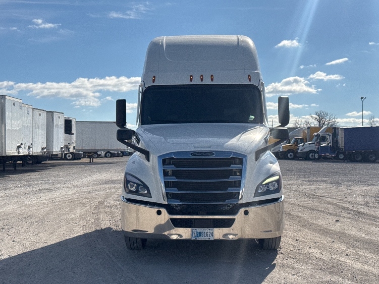 Used 2020 Freightliner Cascadia - photo 2