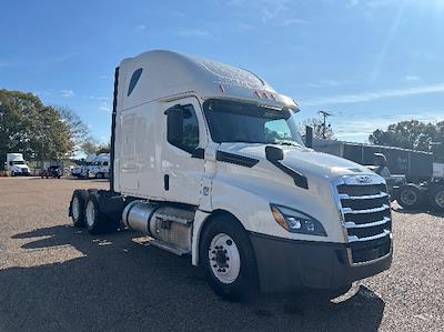 Used 2020 Freightliner Cascadia Detroit DD15AT Semi Truck with Sleeper Cab for sale #360391 - photo 1