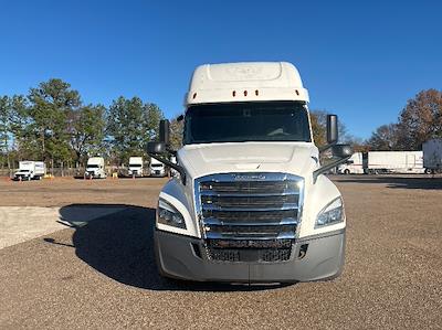 Used 2020 Freightliner Cascadia Detroit DD15AT Semi Truck with Sleeper Cab for sale #360392 - photo 2