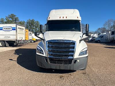 Used 2020 Freightliner Cascadia Detroit DD15AT Semi Truck with Sleeper Cab for sale #360405 - photo 2