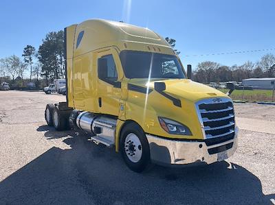 Used 2020 Freightliner Cascadia - photo 1