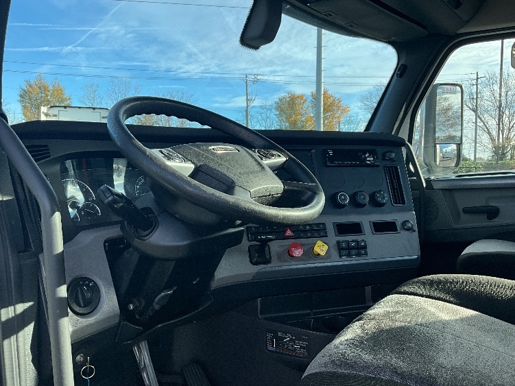 Used 2020 Freightliner Cascadia - photo 12