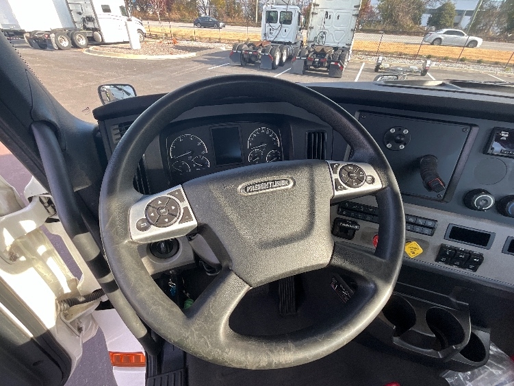 Used 2020 Freightliner Cascadia - photo 13
