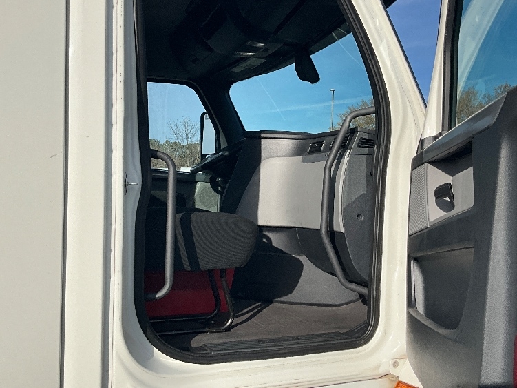 Used 2020 Freightliner Cascadia - photo 14