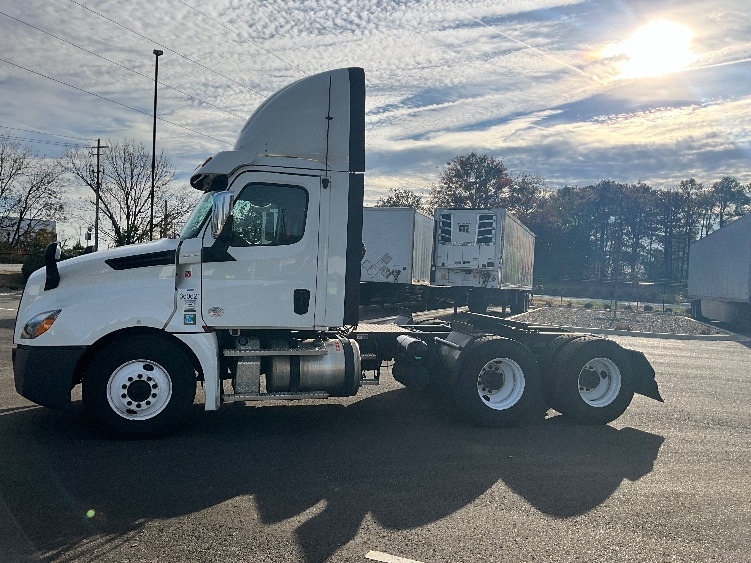 Used 2020 Freightliner Cascadia - photo 6
