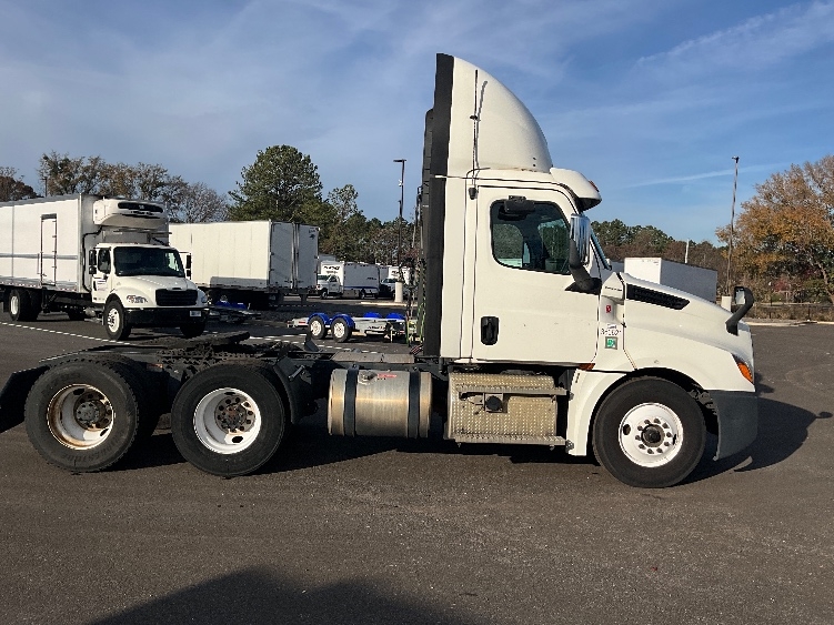 Used 2020 Freightliner Cascadia - photo 10