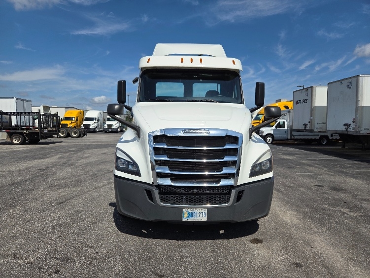 Used 2020 Freightliner Cascadia - photo 2