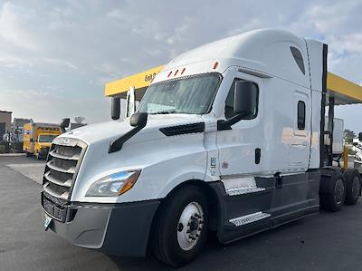 Used 2020 Freightliner Cascadia Detroit DD15AT Semi Truck with Sleeper Cab for sale #360741 - photo 1