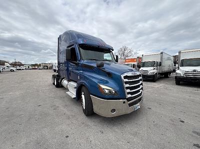Used 2020 Freightliner Cascadia Detroit DD15AT Semi Truck with Sleeper Cab for sale #360752 - photo 1