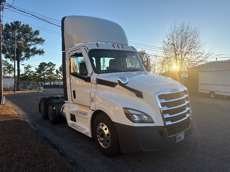 Used 2020 Freightliner Cascadia - photo 1