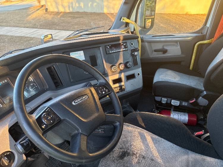 Used 2020 Freightliner Cascadia - photo 12