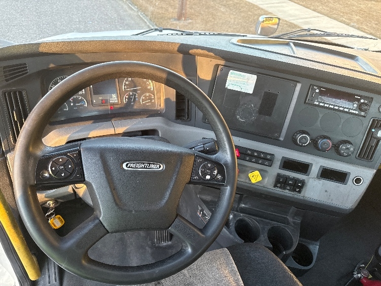 Used 2020 Freightliner Cascadia - photo 13