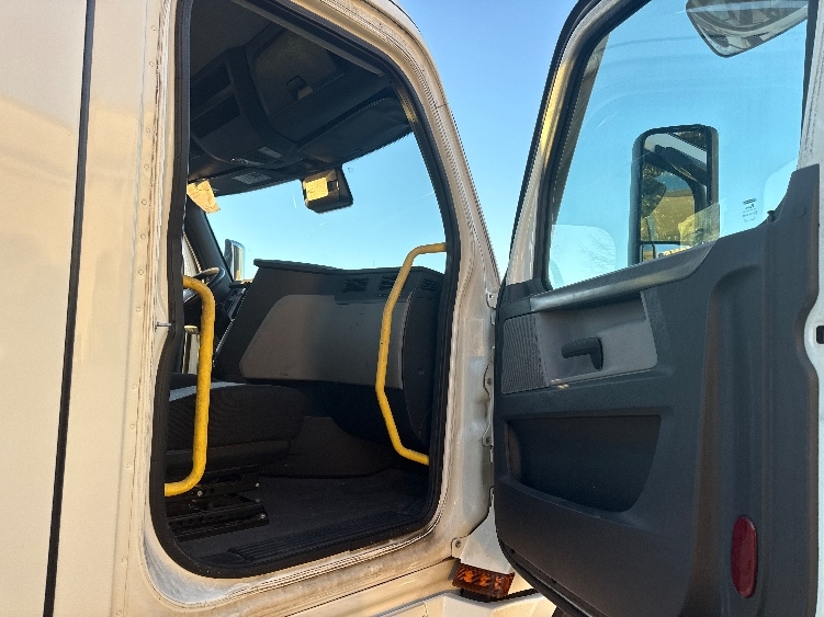 Used 2020 Freightliner Cascadia - photo 14