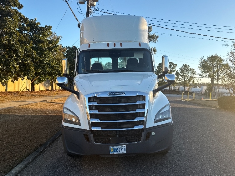 Used 2020 Freightliner Cascadia - photo 2