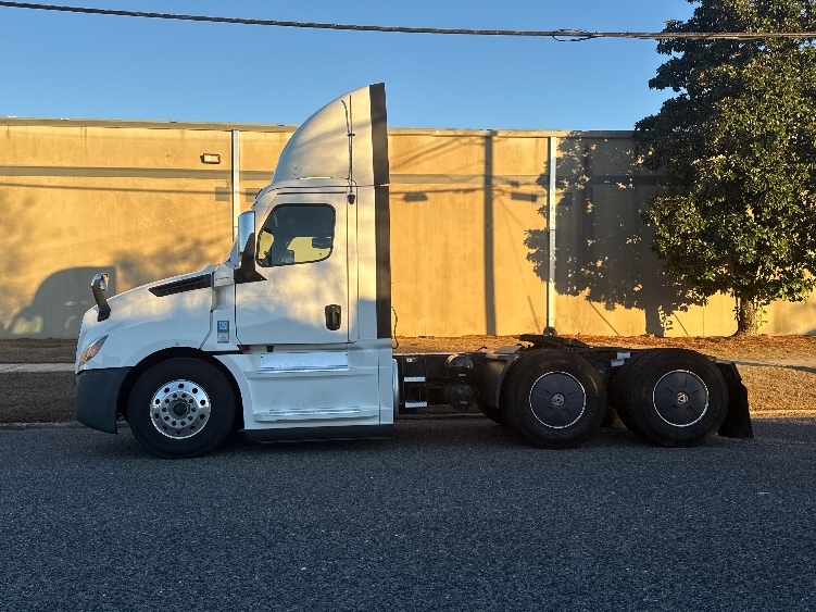 Used 2020 Freightliner Cascadia - photo 6