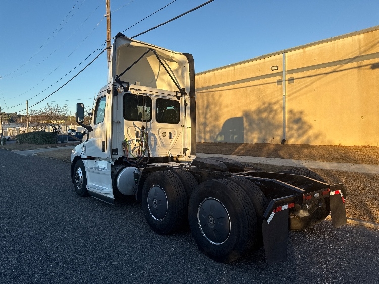 Used 2020 Freightliner Cascadia - photo 7