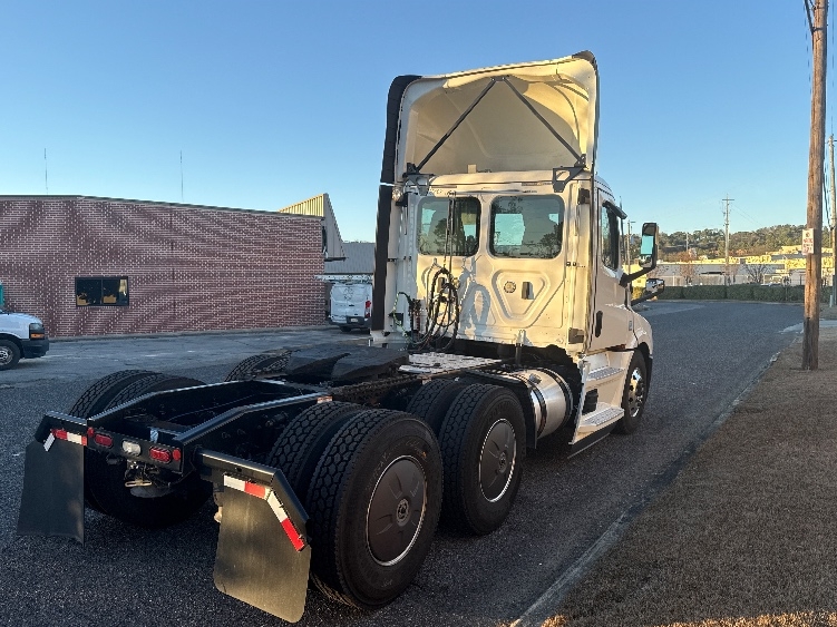 Used 2020 Freightliner Cascadia - photo 9