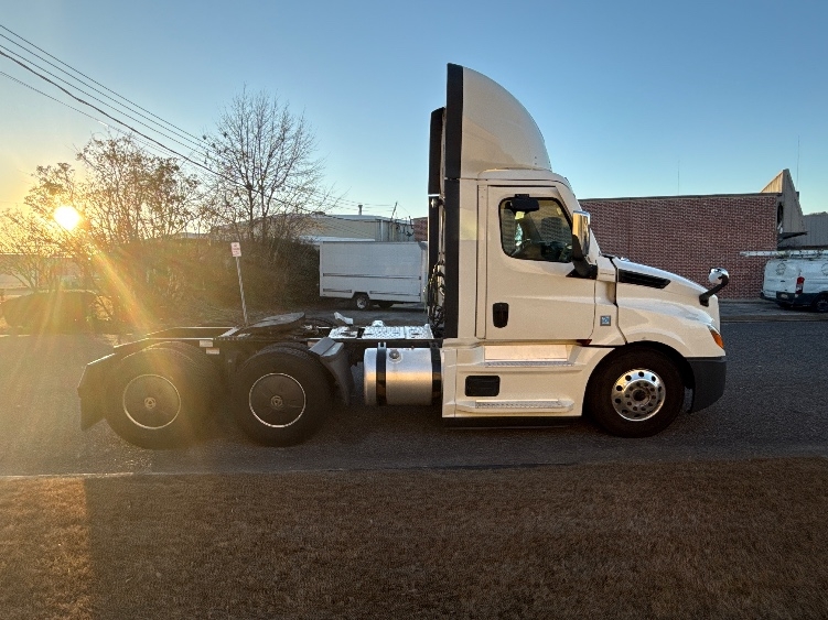 Used 2020 Freightliner Cascadia - photo 10