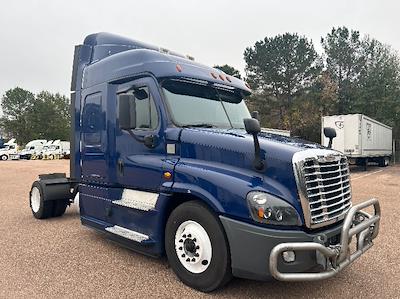 Used 2020 Freightliner Cascadia Detroit DD15AT Semi Truck with Sleeper Cab for sale #361081 - photo 1