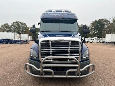 Used 2020 Freightliner Cascadia Detroit DD15AT Semi Truck with Sleeper Cab for sale #361081 - photo 2
