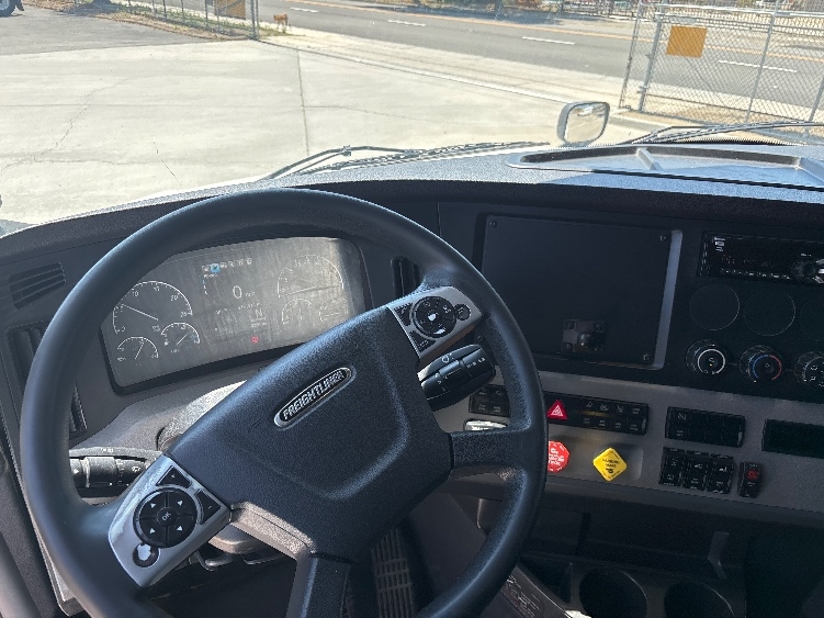Used 2020 Freightliner Cascadia - photo 12