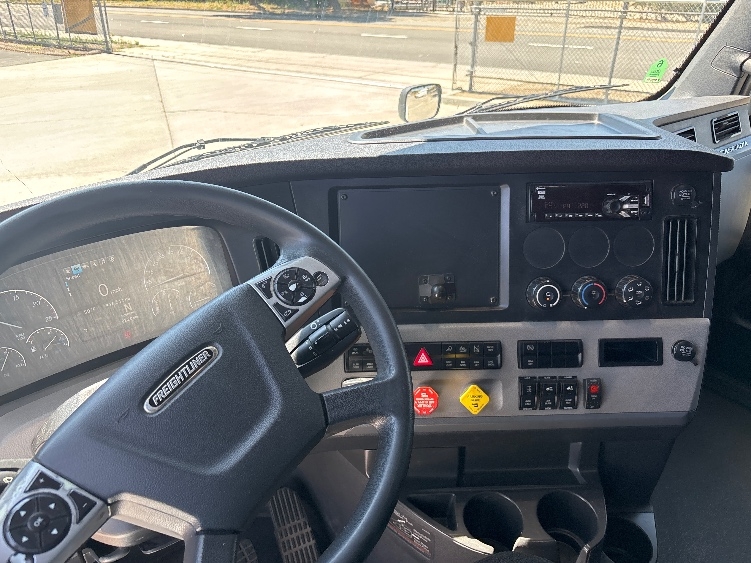 Used 2020 Freightliner Cascadia - photo 13