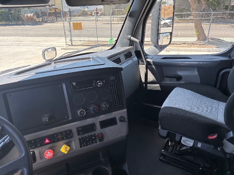 Used 2020 Freightliner Cascadia - photo 14