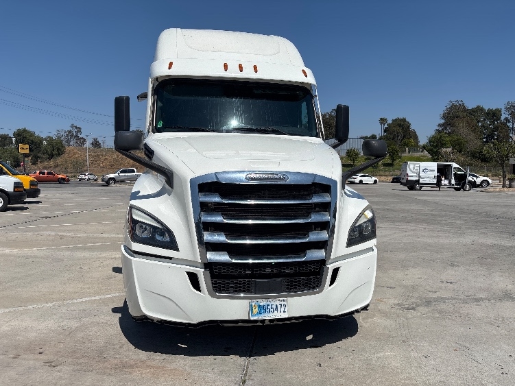 Used 2020 Freightliner Cascadia - photo 2